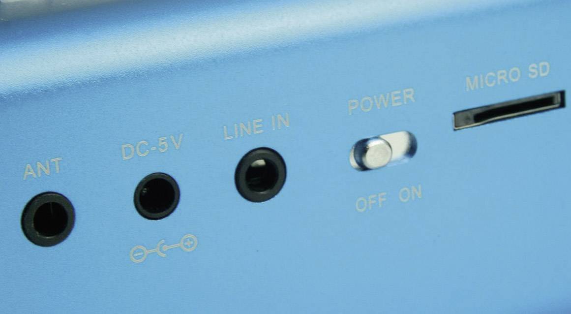 Modré zařízení s konektory: ANT, DC-5V, LINE IN a MICRO SD. Posuvný přepínač s popiskem 'OFF ON' je nastaven do polohy 'ON'.