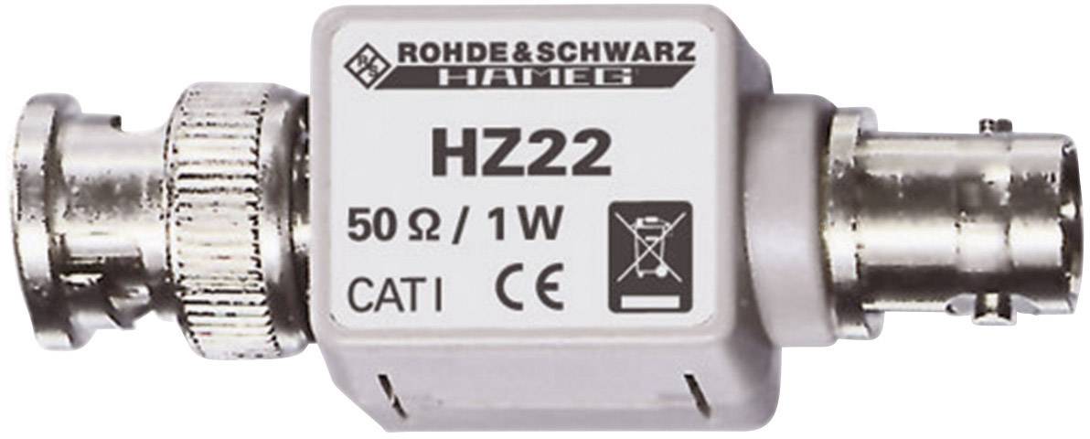 Malý stříbrný adaptér od Rohde & Schwarz, model HZ22, s nápisem '50 Ω / 1 W', určený pro elektronické spoje.
