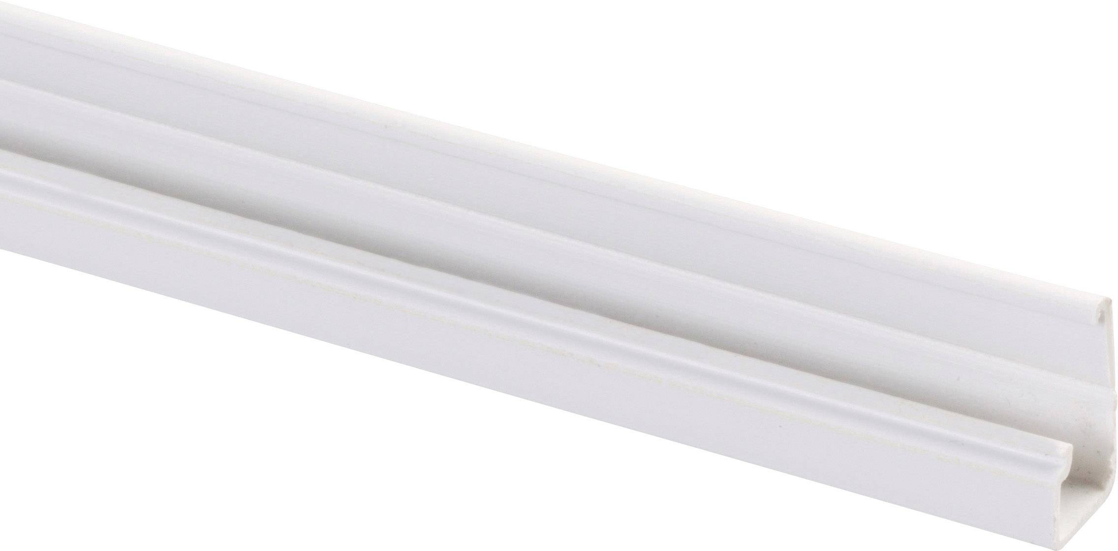 Bílý plastový kabelový kanál obdélníkového tvaru pro pečlivé vedení a skrytí kabelů. Ideální pro kancelářské nebo domácí instalace.