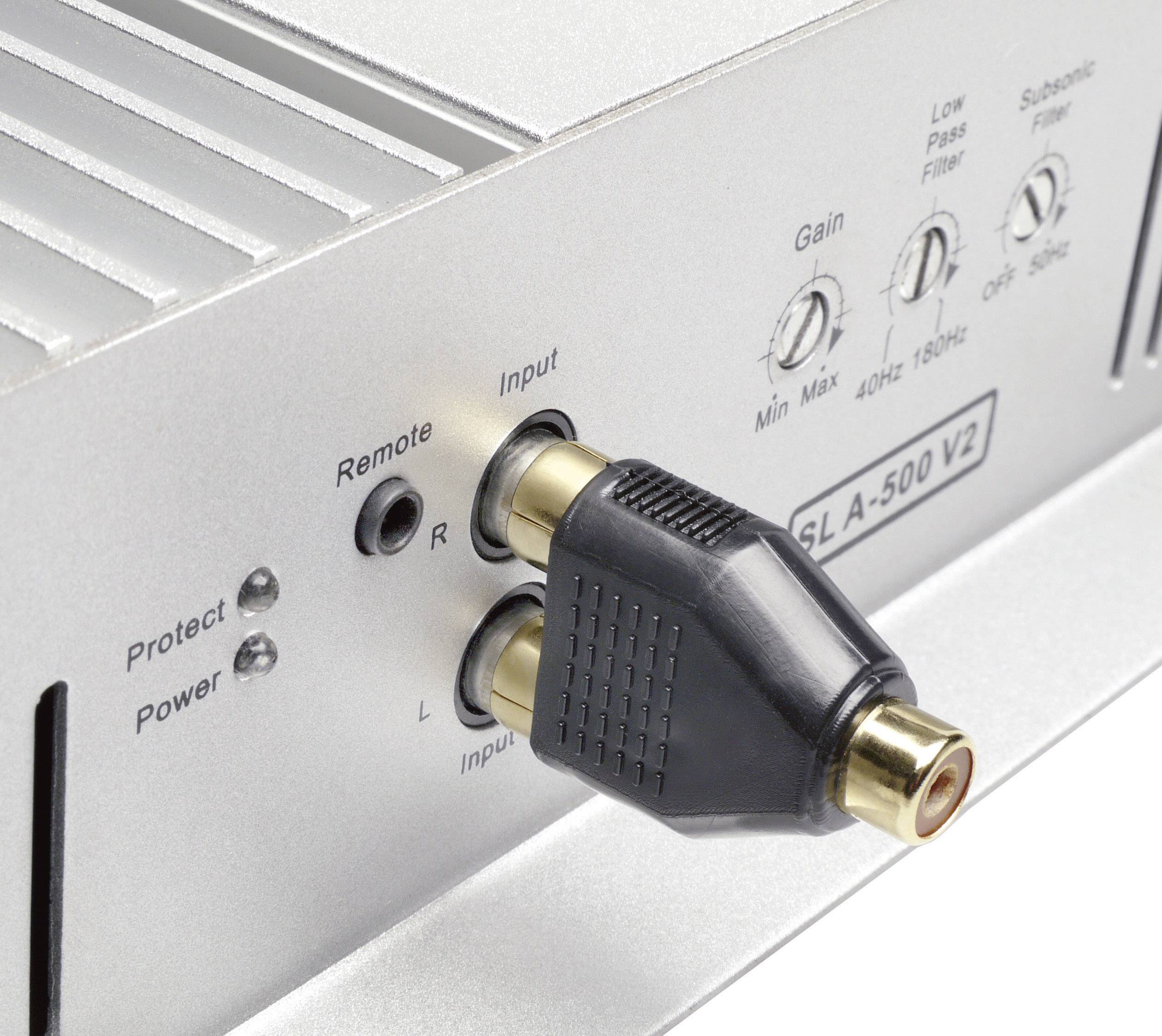 Detail zesilovače se dvěma audio vstupy. Tlačítka pro nastavení zesílení, pásmový filtr a subsonický filtr.
