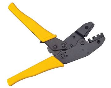 Krimpovací kleště se žlutými rukojeťmi, otevřené, určené pro připojování kabelů. Černý mechanismus s několika zářezy pro nastavení stisku.