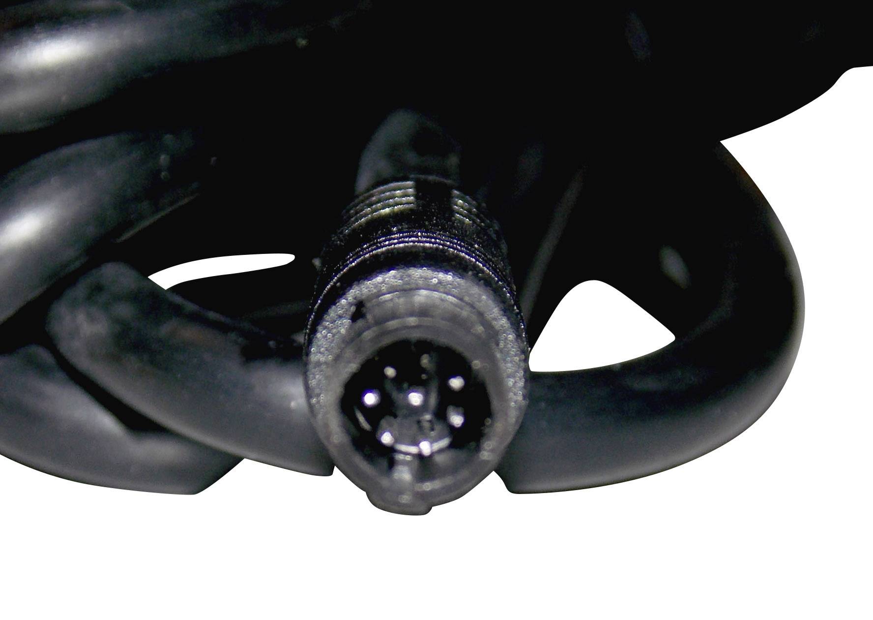 Černý spirálovitý kabel s kulatou vícepólovou konektorovou zástrčkou, pravděpodobně určený pro elektronická zařízení nebo audiotechniku.