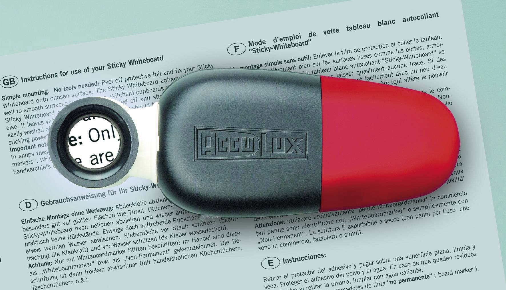 Červenočerný magnetický gumovací váleček s nápisem 'AccoLux' leží na vícejazyčných návodech k použití skládací bílé tabule.