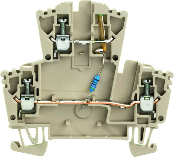 Elektrický svorkovnicový blok s odporem uprostřed, zobrazující vnitřní zapojení a komponenty. Používá se pro elektrické propojení.