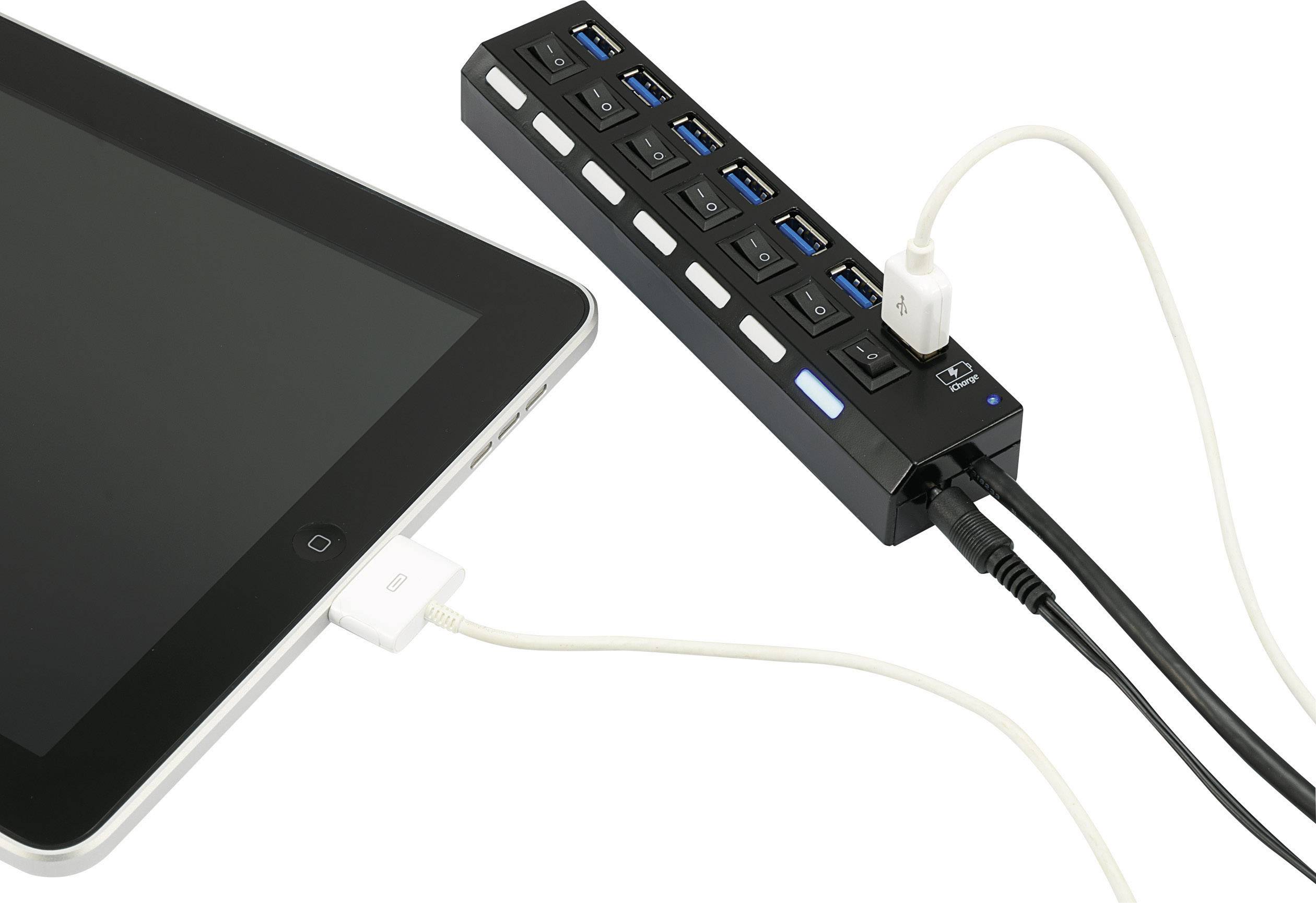 Tablet je připojen kabelem k USB rozbočovači, která zobrazuje několik USB portů a napájecí kabel.