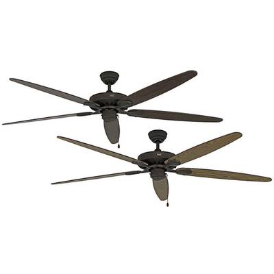 Dva stropní ventilátory s pěti lopatkami v dřevěném designu, připevněné na tmavých držácích, vykazují různé dřevěné odstíny.