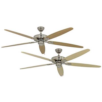 Dva stropní ventilátory s lesklými kovovými prvky a dřevěnými lopatkami, zavěšené na stropě.