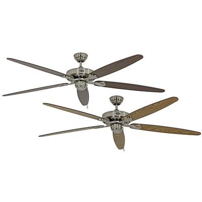 Dva stropní ventilátory, každý s pěti dřevěnými listy, jeden v tmavším, druhý v světlejším tónu dřeva. Oba mají stříbrné těleso.