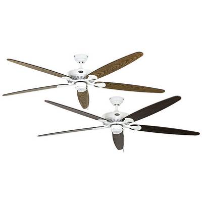 Dva stropní ventilátory, každý s pěti dřevěnými listy, bílé tělo, jeden s světlejšími a druhý s tmavšími listy.