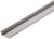 Ocelová L-lišta z nerezové oceli leží diagonálně v obraze. Používá se pro zpevnění nebo jako vodící prvek.