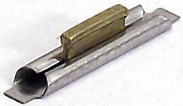 Kovový elektromagnetický kontakt s ohnutou, zlatě zabarvenou kontaktní plochou, umístěný na bílém povrchu.