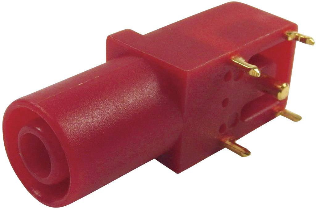 Červený elektrický konektor s kovovými kolíky, používaný pro připojení v elektronických zařízeních nebo obvodech.