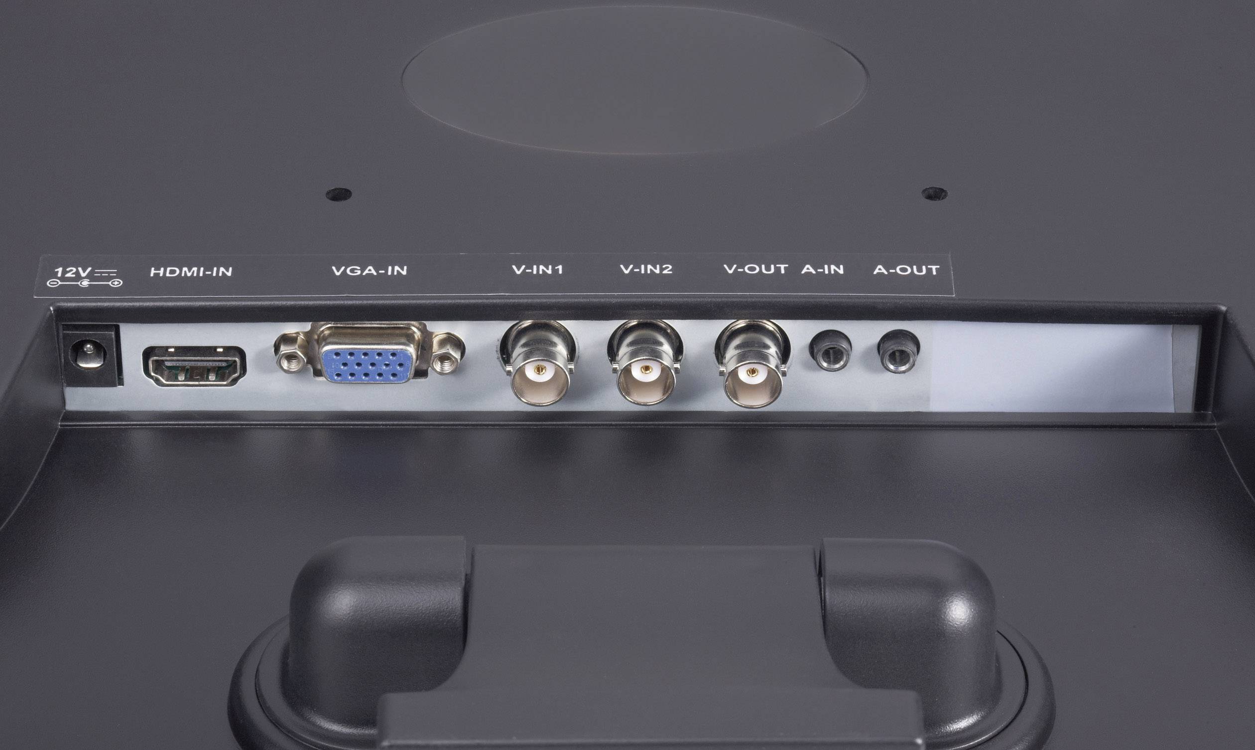 Zadní strana monitoru s různými konektory: HDMI, VGA, tři BNC videovstup, videovýstup, audiovstup, audiovýstup.