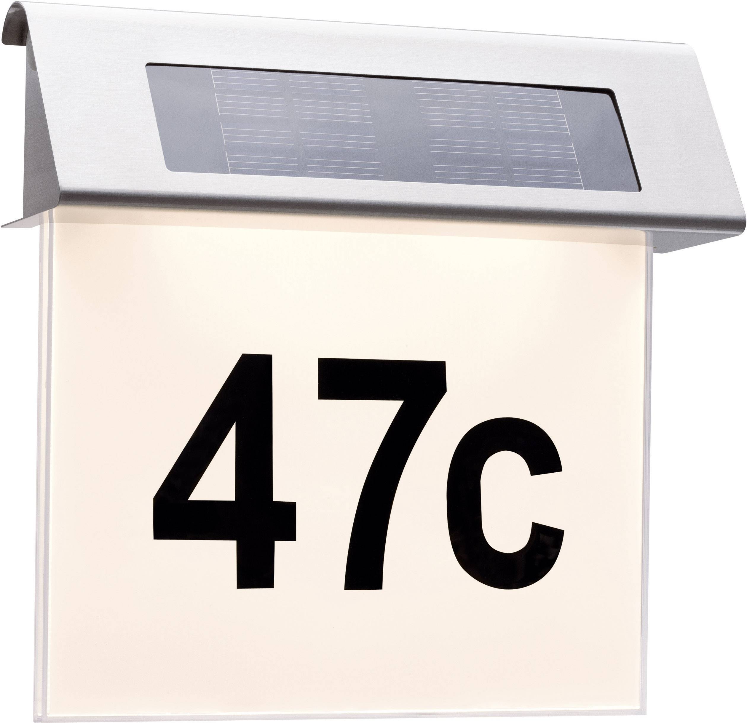 Osvětlená domovní cedule se solárním článkem, zobrazující číslo '47c'.