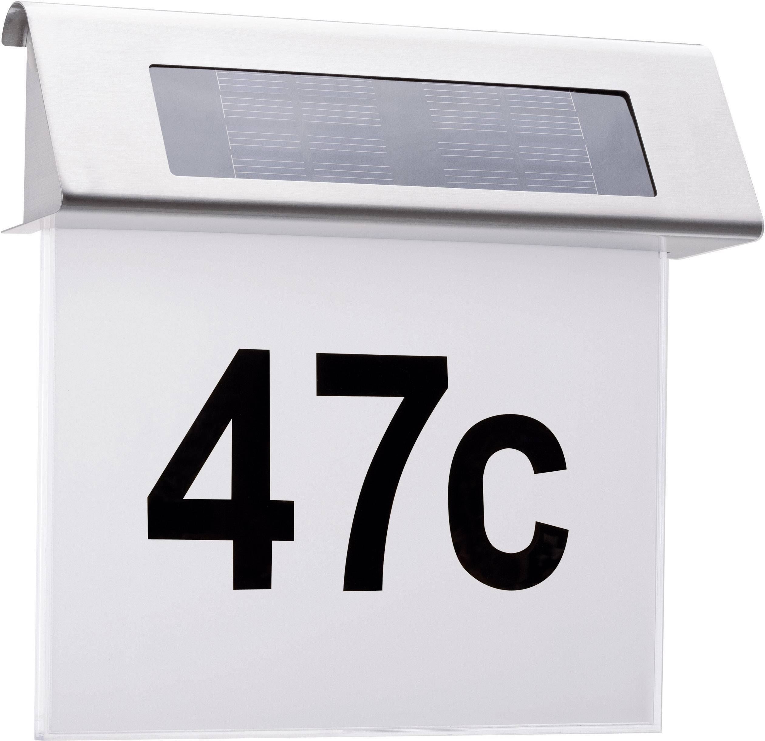 Číslo domu 47c na ceduli s integrovaným solárním panelem nahoře.