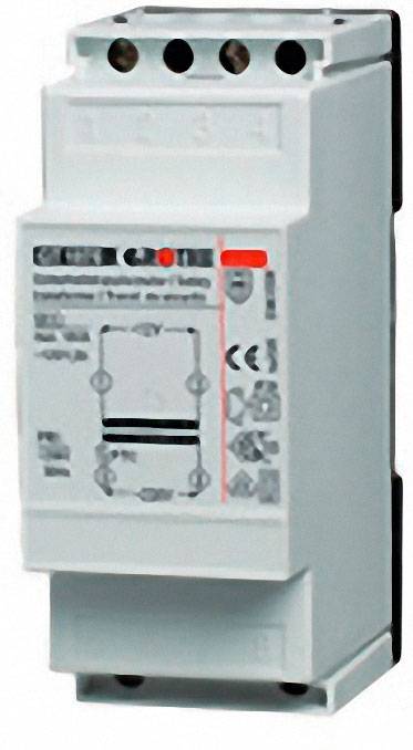 Bílý elektrický transformátor s několika přípojkami a technickými údaji na přední straně.