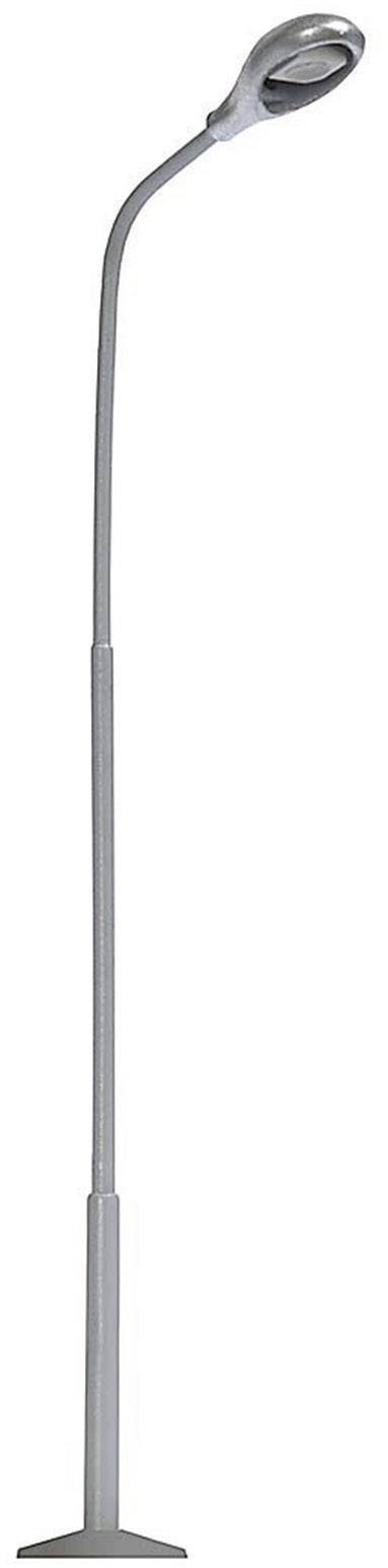 Stříbrná stojací lampa s ohebným labutím krkem a sklopenou světelnou hlavicí. Vhodná pro cílené osvětlení.