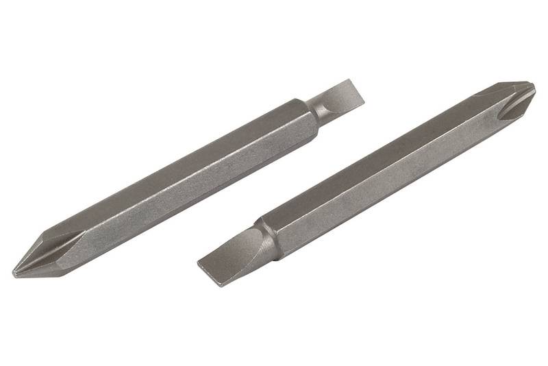 Dva stříbrné šroubovákové nástavce, jeden s křížovým a druhý s plochým profilem, leží vedle sebe na bílém pozadí.