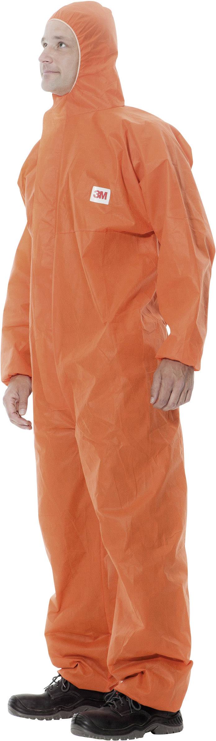 Osoba má na sobě oranžový ochranný oblek s kapucí, vhodný pro bezpečnostní nebo průmyslové aplikace. Stojí z boku.