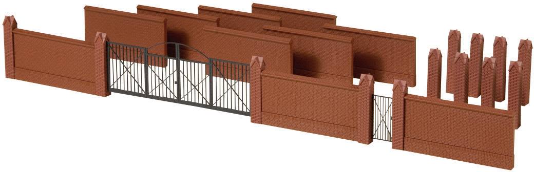 3D model červené cihlové zdi s černou kovanou bránou, který ukazuje moderní a solidní konstrukční provedení.