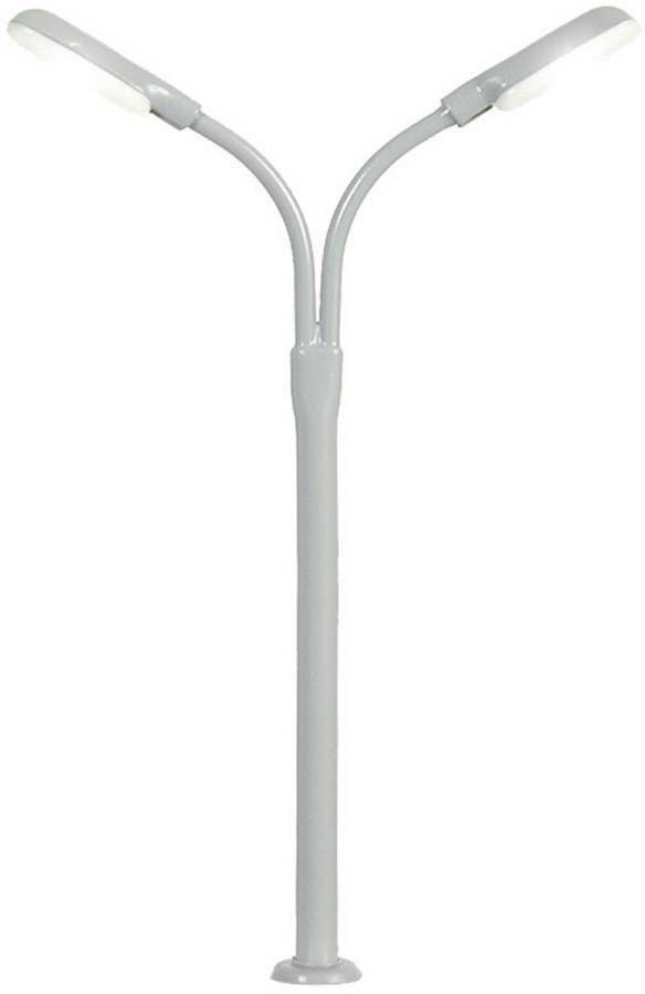 Moderní pouliční lampa s dvěma větvemi, jejíž světelné paže směřují nahoru v protilehlých směrech.
