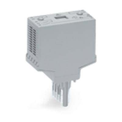 Šedý elektronický termostat s větracími otvory a displejem. Vyvinut pro řízení teploty v elektrických rozváděčích.