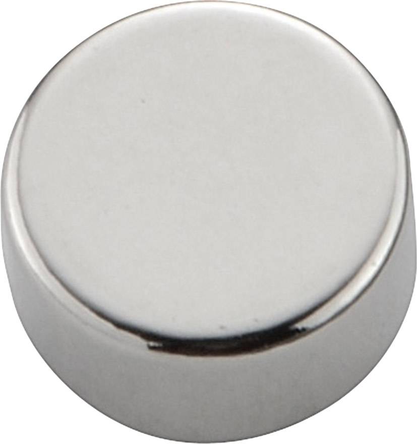 Kulatý, lesklý, stříbrný kovový povrch, pravděpodobně knoflík nebo magnetický disk.