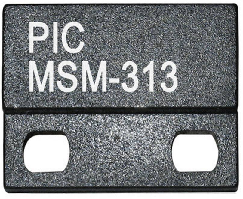 Černý kovový díl s nápisem 'PIC MSM-313', obsahující dvě obdélníkové díry na spodní straně.