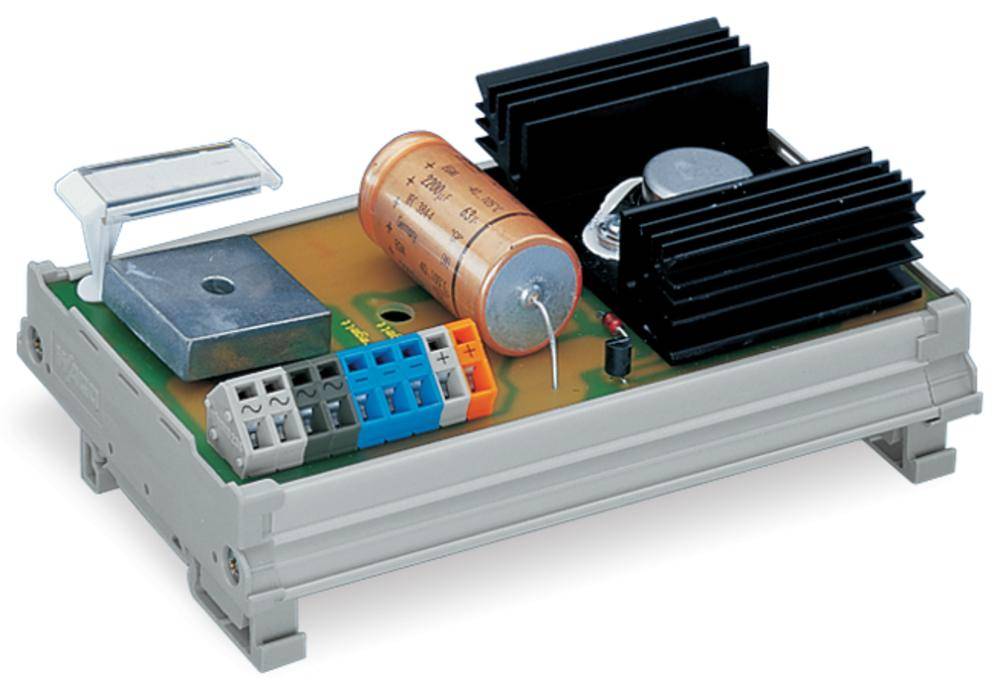 Elektronický modul na desce plošných spojů s kondenzátorem, chladiči a svorkami. Komponenta pro řídicí nebo regulační systémy.