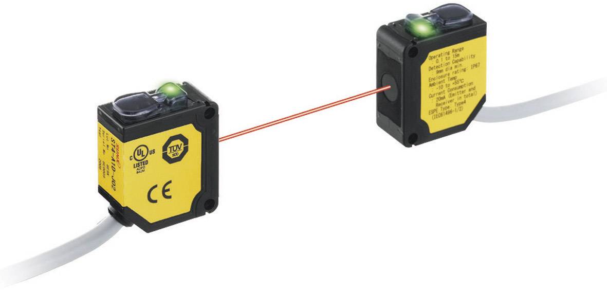 Fotoelektrický senzor se žlutým pouzdrem vysílá červený laserový paprsek k protilehlému detektoru.