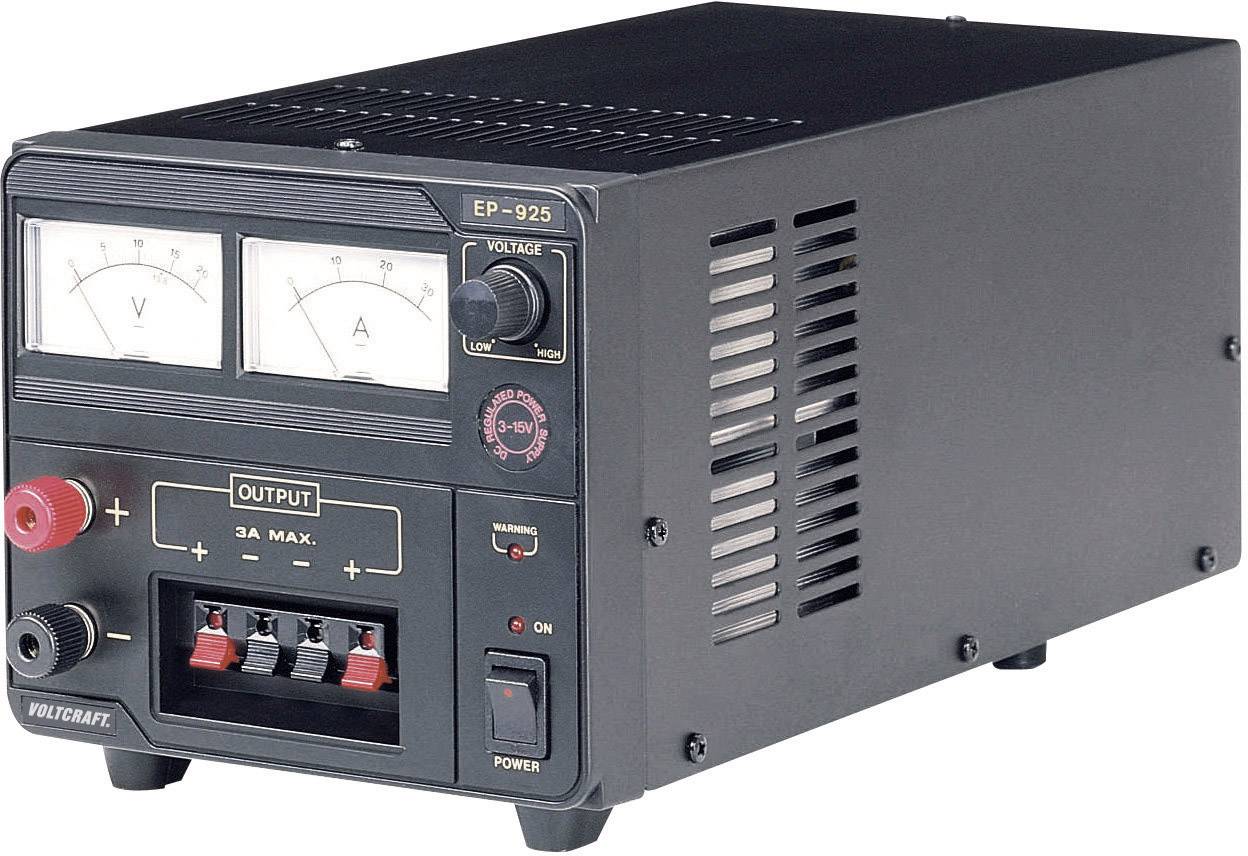 Elektronické napájecí zařízení s černým, obdélníkovým krytem, dvěma analogovými ukazateli napětí a proudu, spínači a přípojkami.