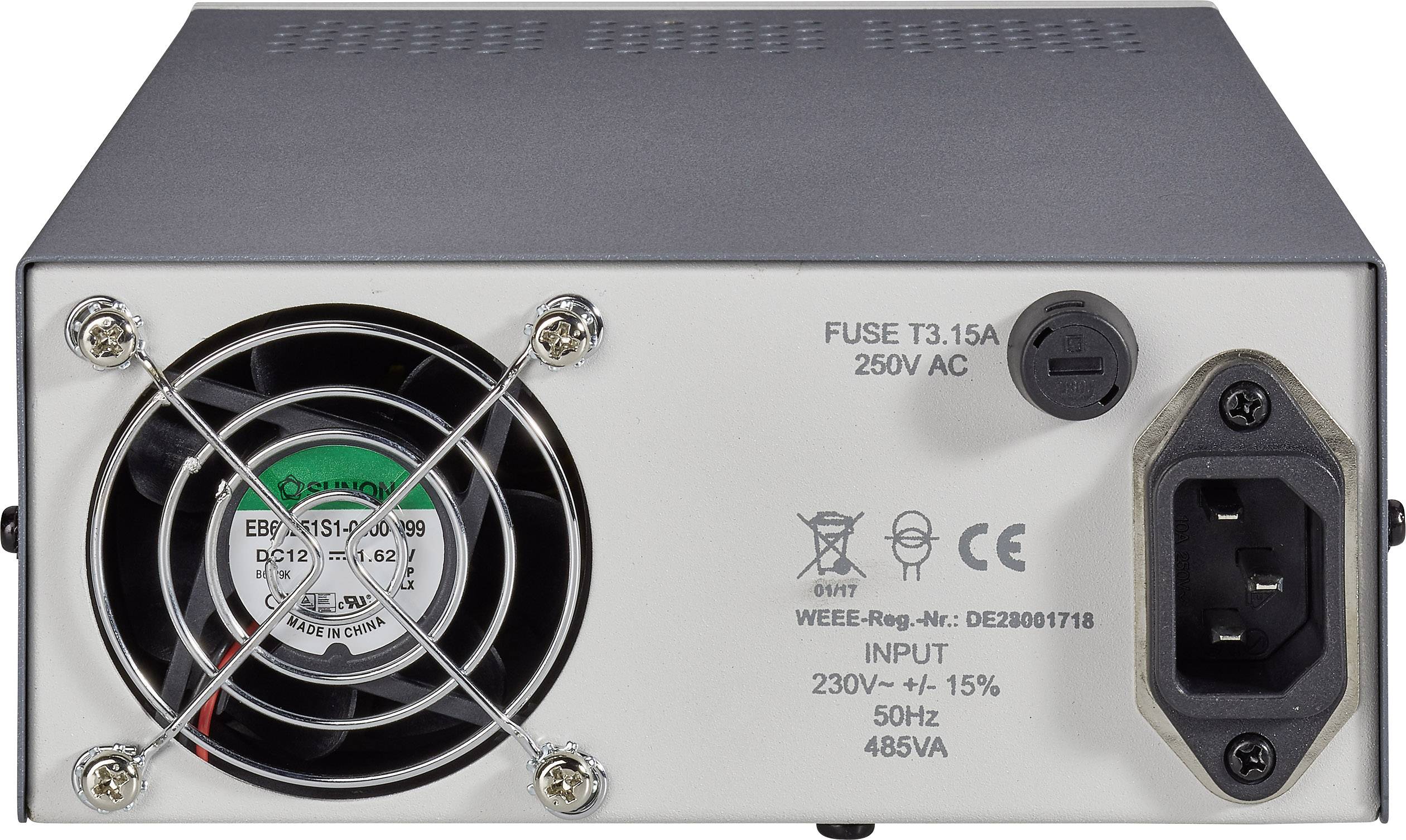Napájecí zdroj s ventilátorem a připojovací zásuvkou. Nápis: 'VSTUP 230V~ ±15% 50Hz 485VA'. Pojistka T3,15A, 250V AC.