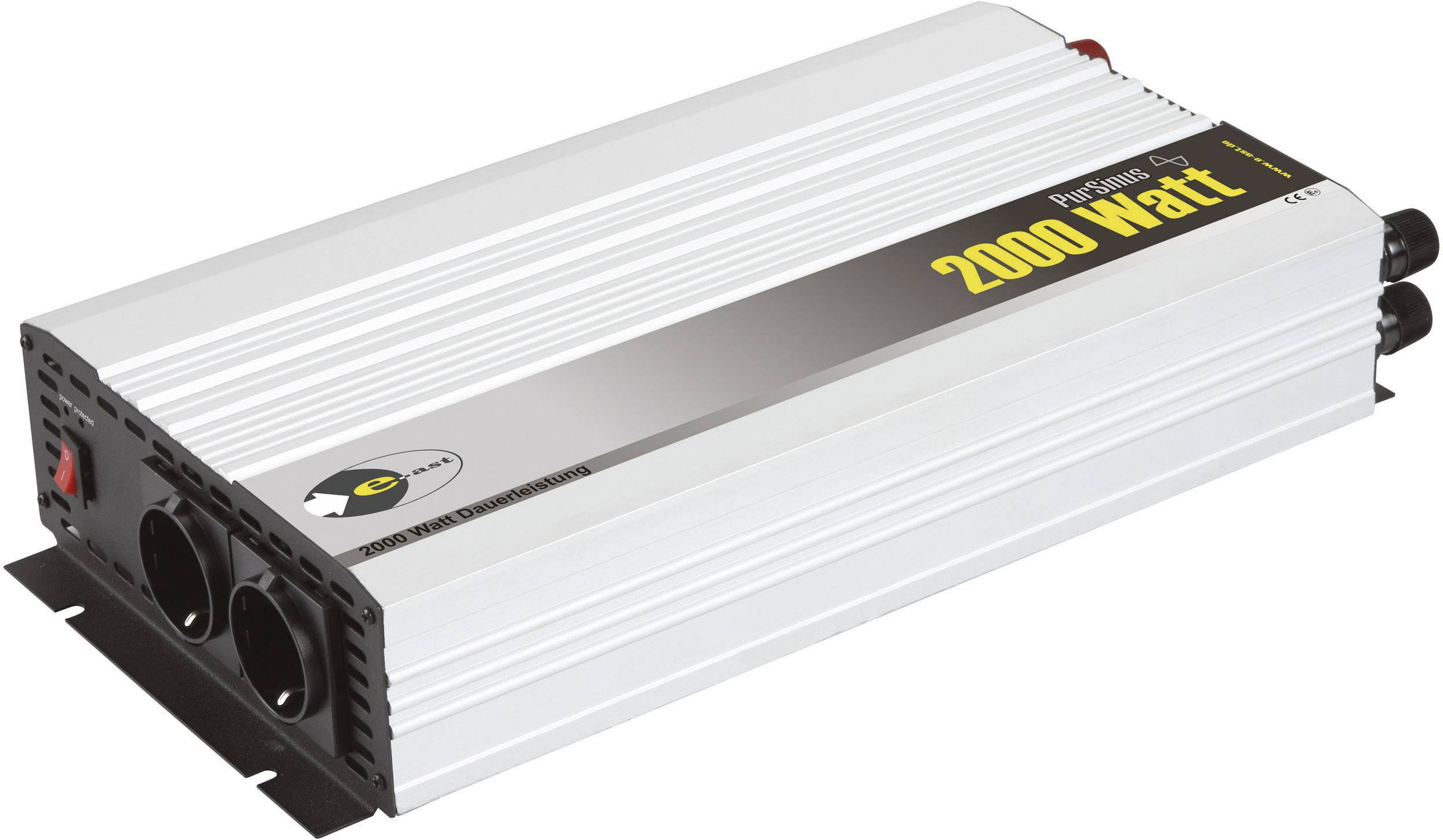 Stříbrný měnič napětí označený '2000 Watt'. Jsou viditelné dvě elektrické zásuvky a připojovací kabel. Určeno pro elektrické spotřebiče.