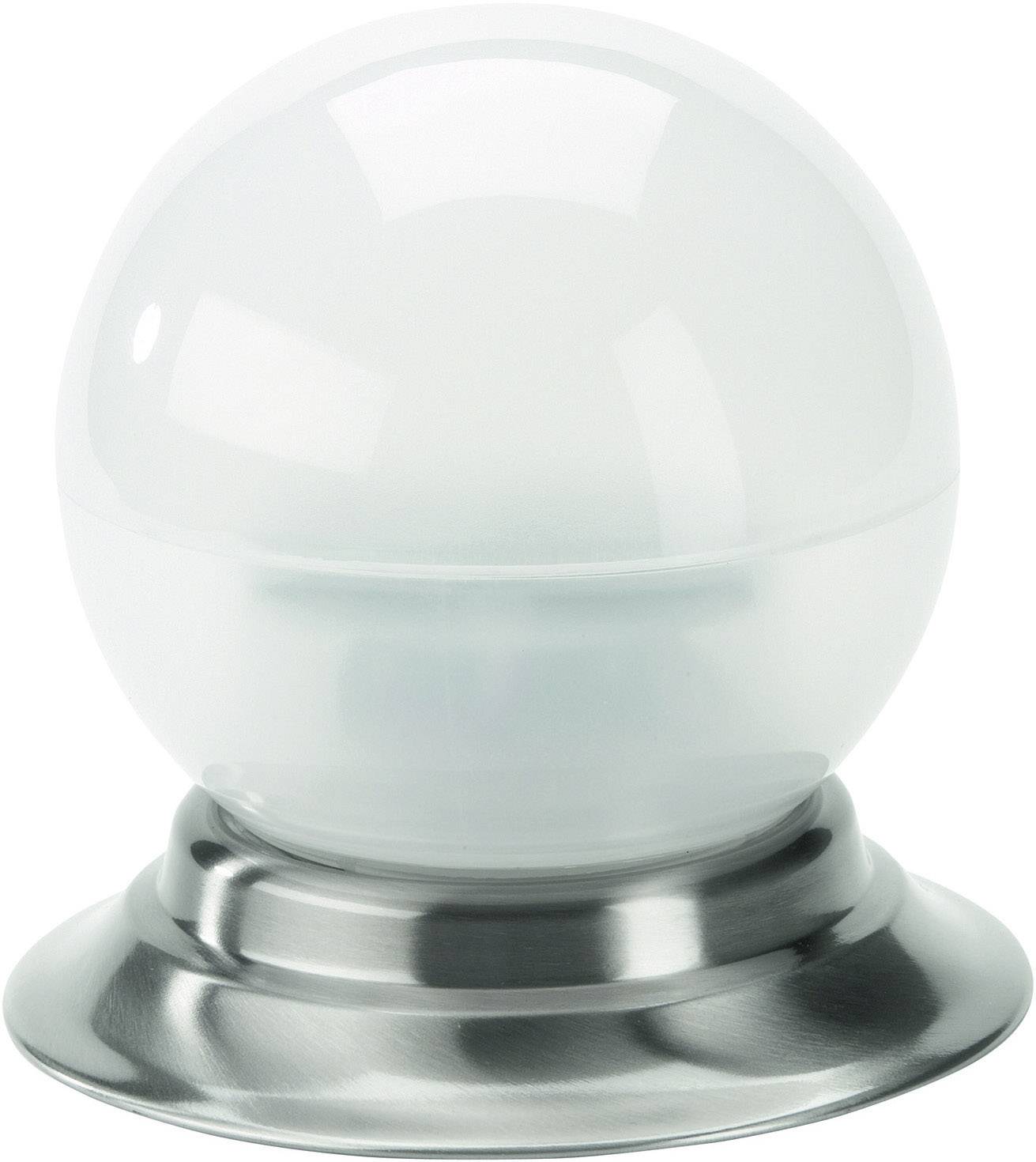 Skleněná koule z matného skla na stříbrném podstavci, která vypadá jako dekorativní lampa nebo designový prvek.