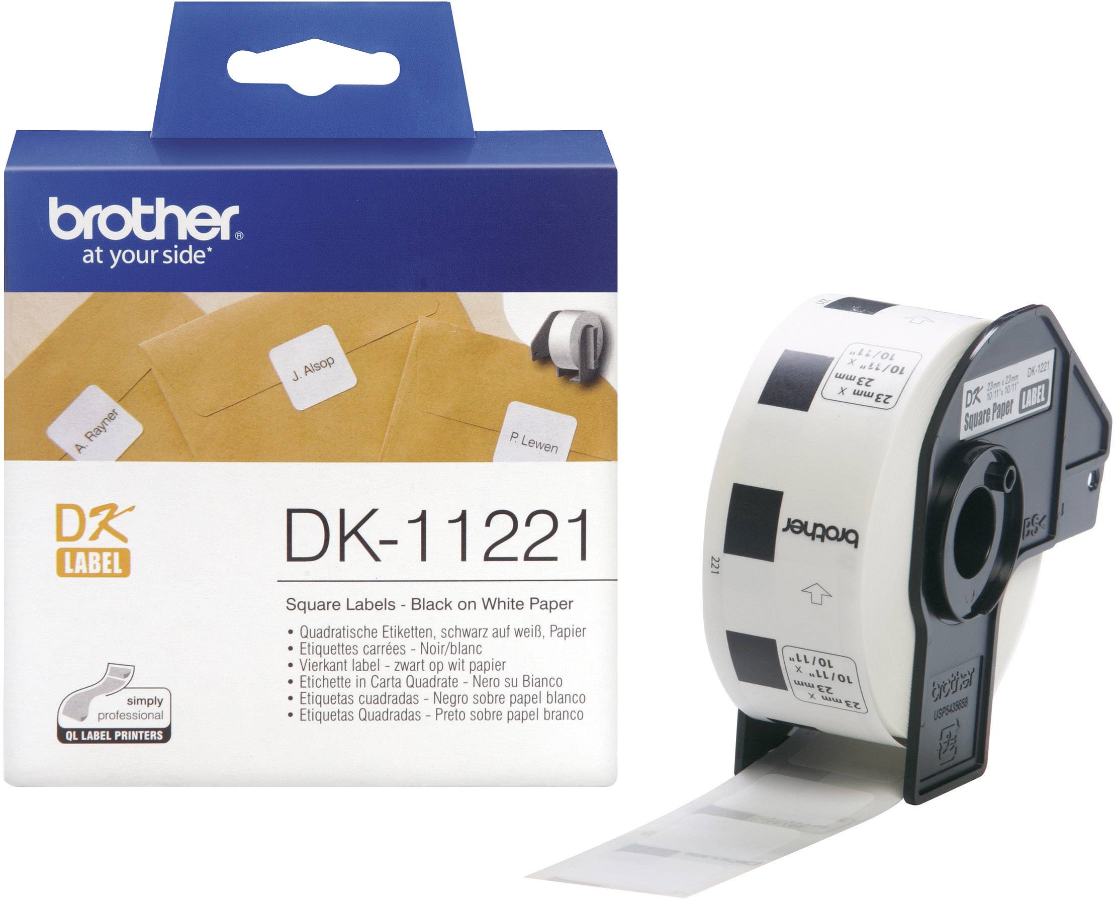 Krabice Brother DK-11221 s čtvercovými štítky, černý tisk na bílém papíře, a role štítků vedle krabice.