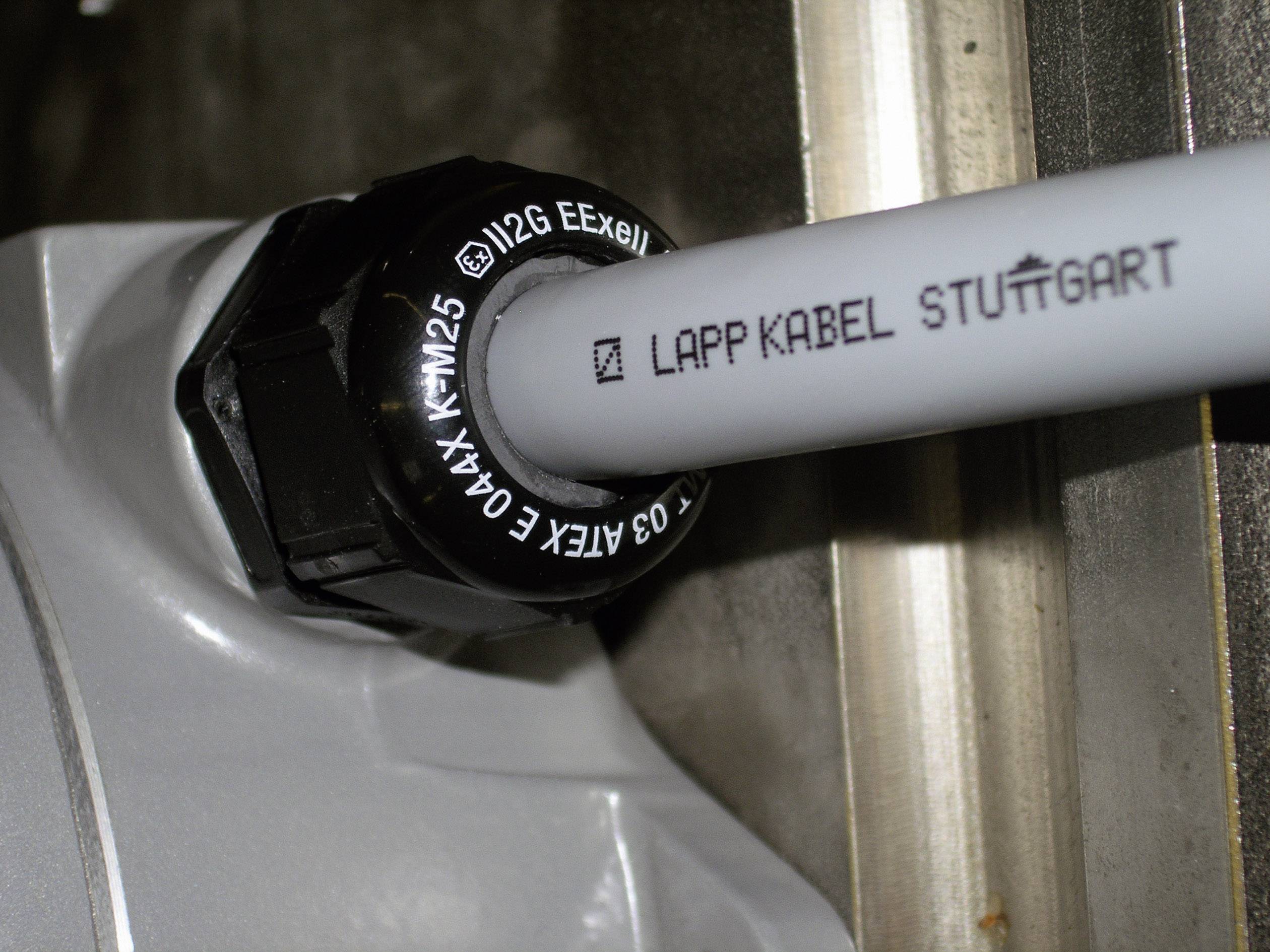 Tlustý kabel je připojen k jednomu konektoru. Na kabelu je napsáno 'Lapp Kabel Stuttgart'.