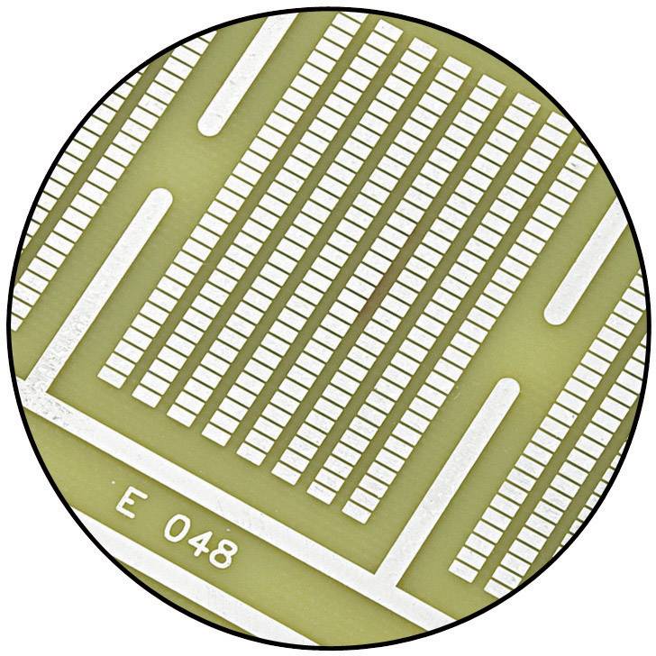 Detailní pohled na mikroelektronický obvod s několika rovnoběžnými linkami a označeným kódem 'E 048' v kulatém rámečku.