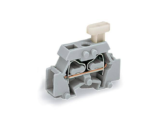 Šedá elektrická svorková lišta s měděným propojením, používaná k bezpečnému upevnění vedení v elektrických zařízeních.