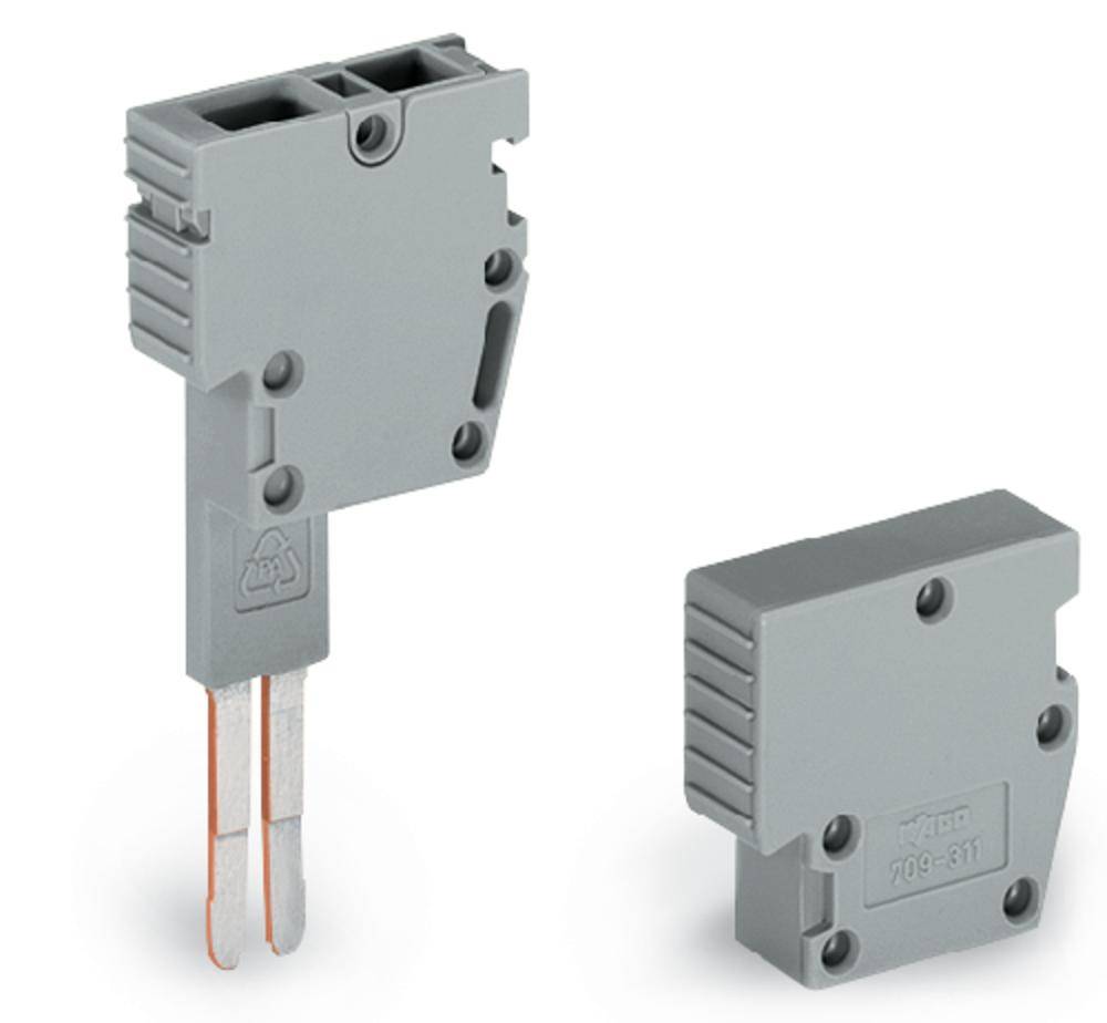 Šedý plastový konektor ve dvou pohledech. Vlevo zarovnaný s dlouhou, železnou svorkou; vpravo pohled zezadu.