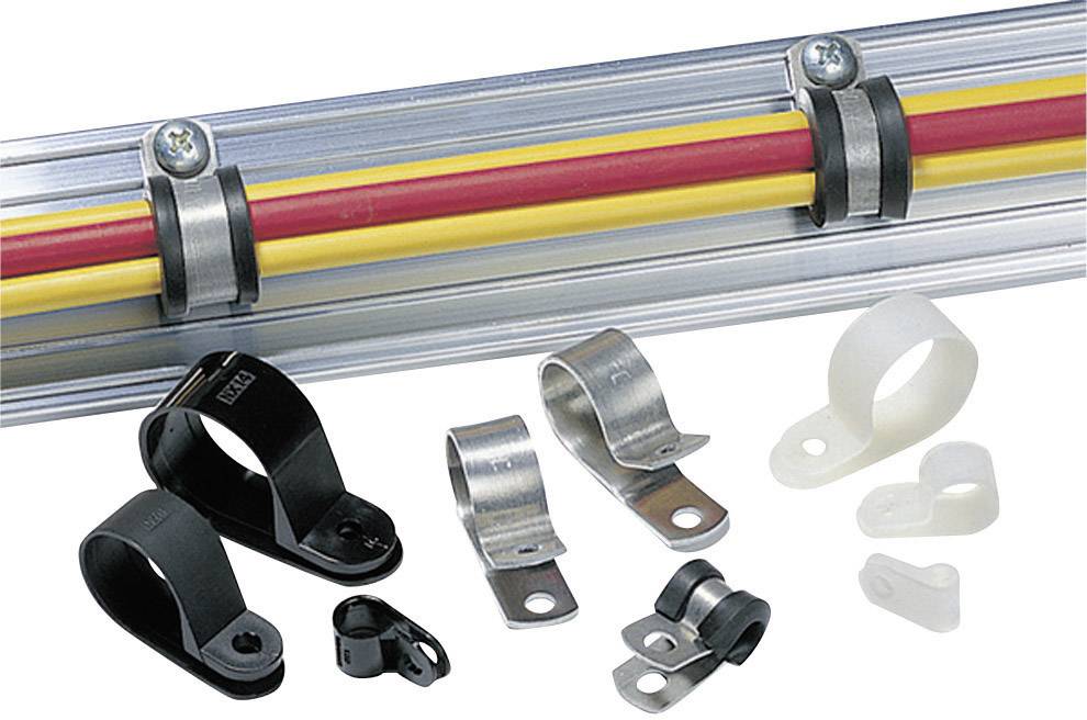 Různé kabelové svorky upevňují vodiče na kovovém kolejnicovém profilu. Kabely jsou červené a žluté. Svorky jsou kovové i plastové.