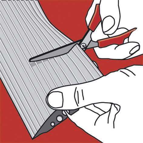 Ilustrace rukou stříhajících zvlněný karton nebo vlnitý plech nůžkami na červeném pozadí.