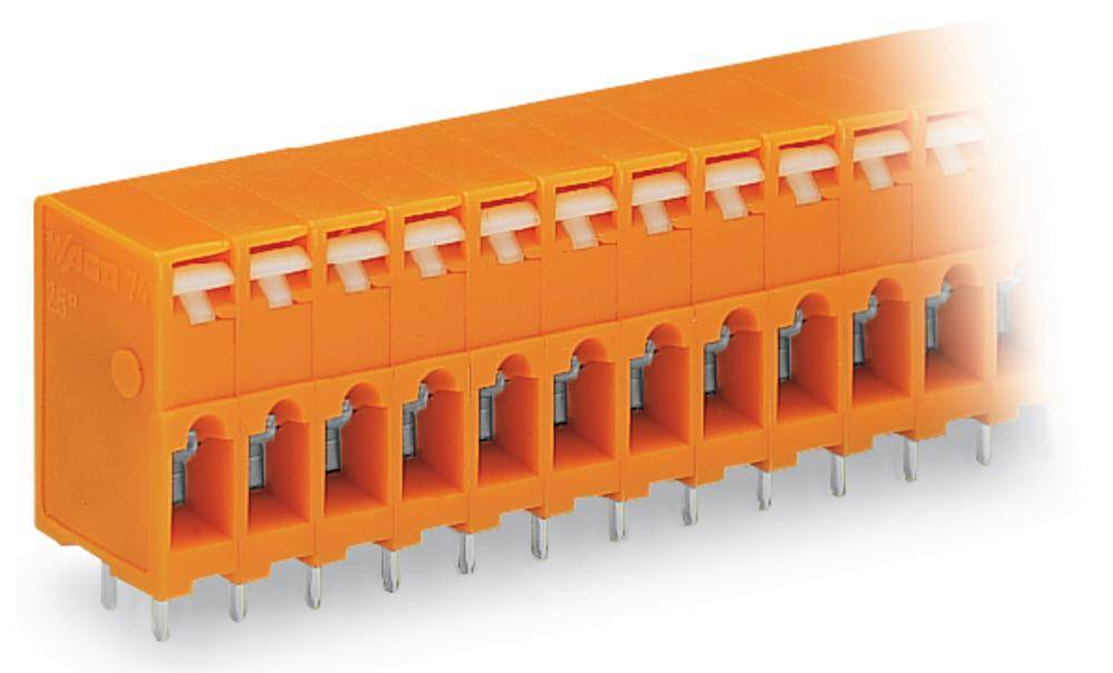 Oranžový konektor s několika zásuvkami a kovovými kolíky používaný pro elektronické propojování.