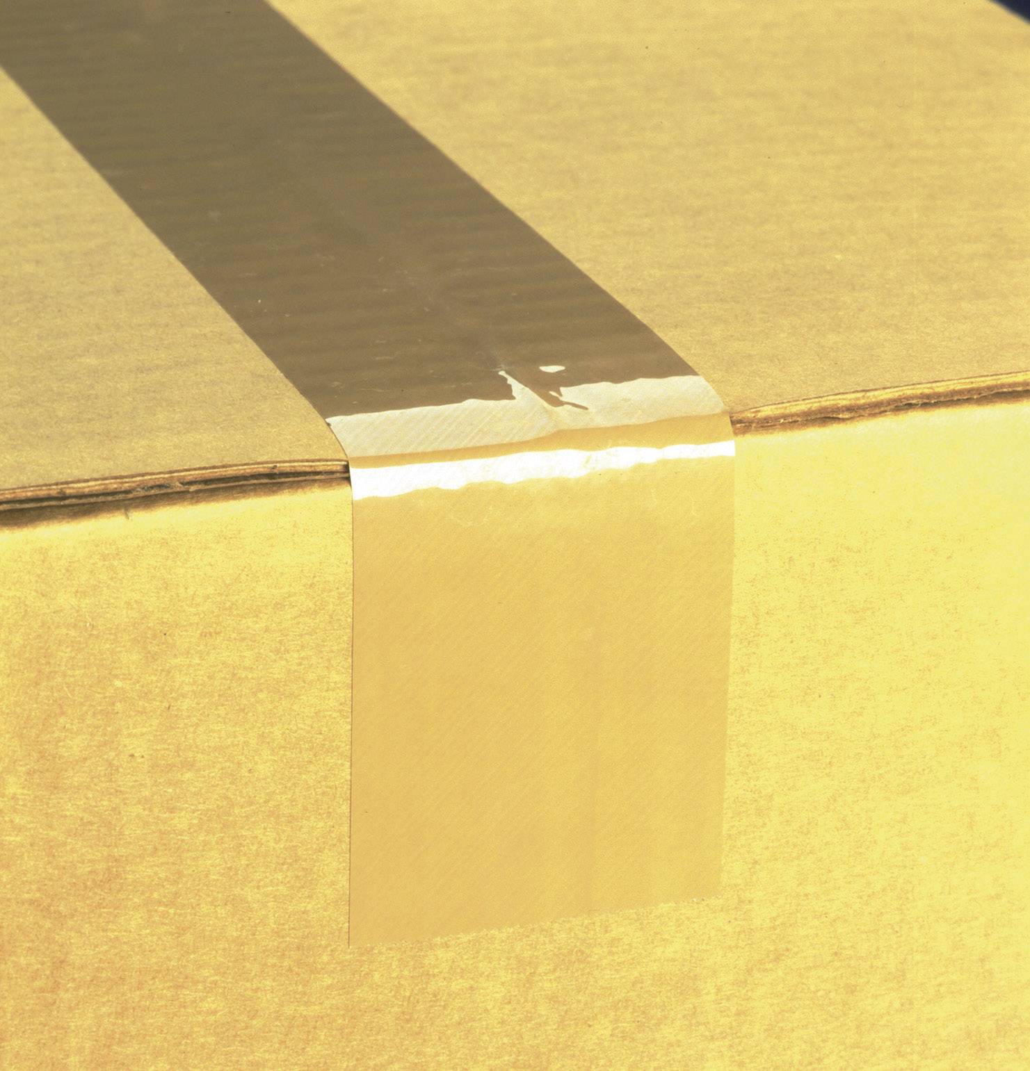 Hnědá krabice s uzavřenou lepicí páskou na horní straně.