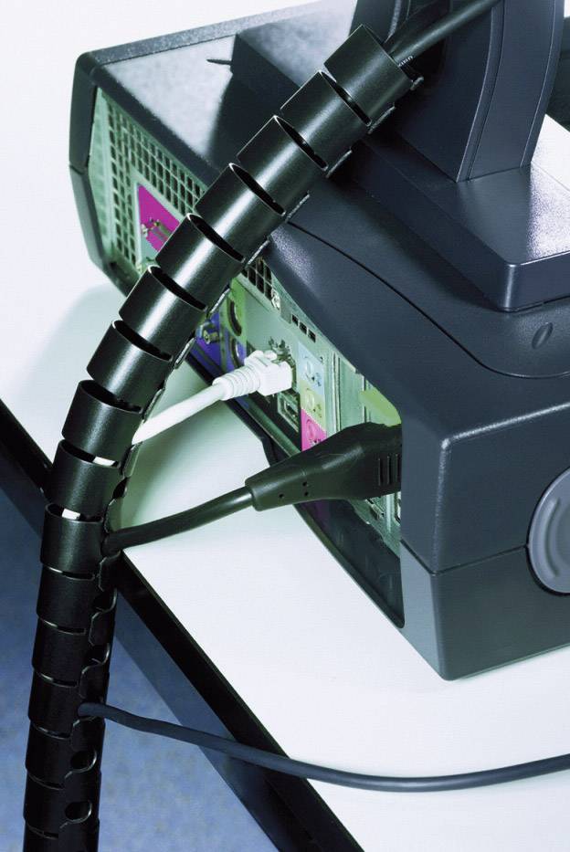 Počítačový monitor s kabelovými přípojkami na zadní straně, včetně napájecího a síťového kabelu, umístěný na psacím stole.