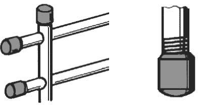 Diagram zobrazuje třířadové zábradlí plotu vlevo a zvětšený detail kulatého konce sloupku vpravo.