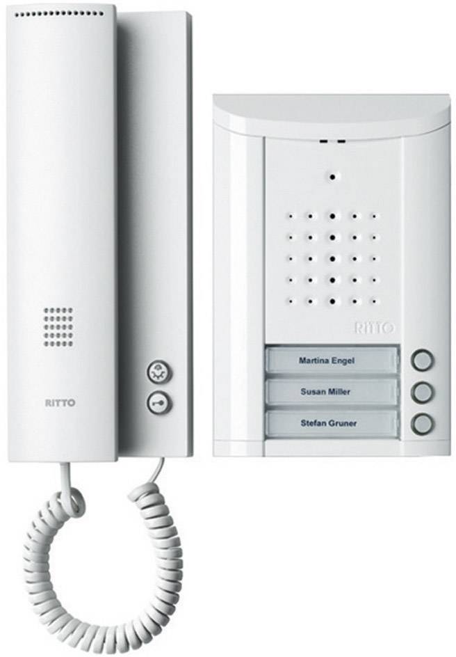 Komunikační systém s mikrotelefon vlevo a třemi jmenovkami vpravo: 'Martina Engelová', 'Susan Millerová', 'Stefan Gruner'.
