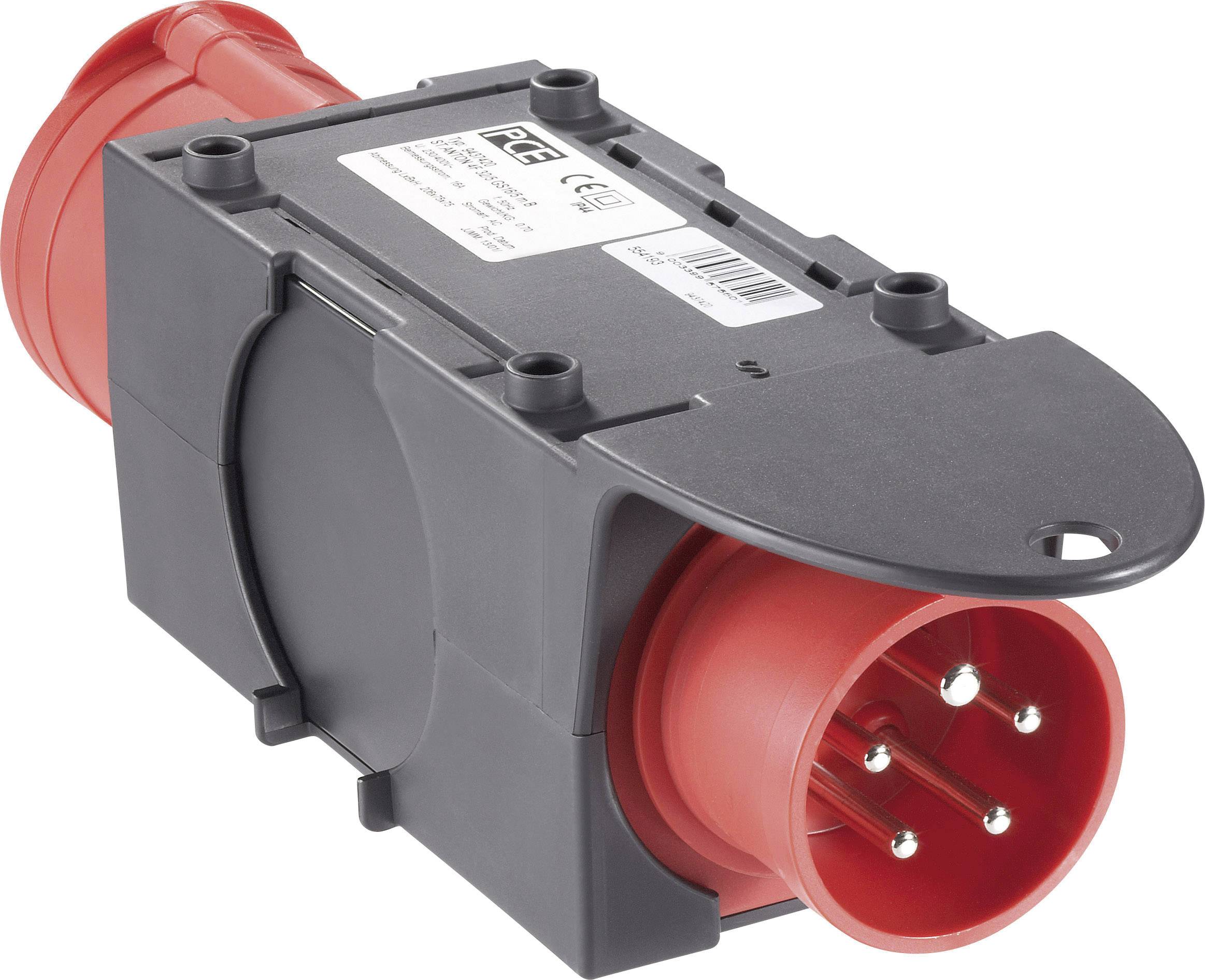 Červený CEE konektor s černým pouzdrem, typicky používaný pro průmyslové elektroinstalace. Viditelných šest kovových kontaktů.