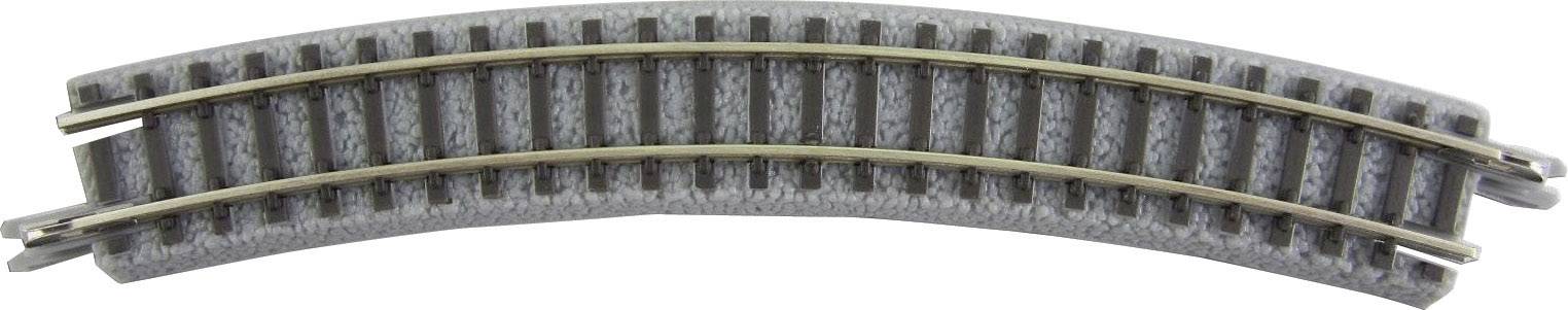 Zahnutý plastový modelový železniční kolejový úsek se dvěma rovnoběžnými kolejnicemi, který by mohl být součástí většího kolejového systému.