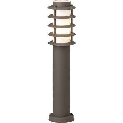 Moderní hnědé venkovní osvětlení s válcovitým designem a horizontálními kovovými prstenci, které rovnoměrně rozptylují světlo.