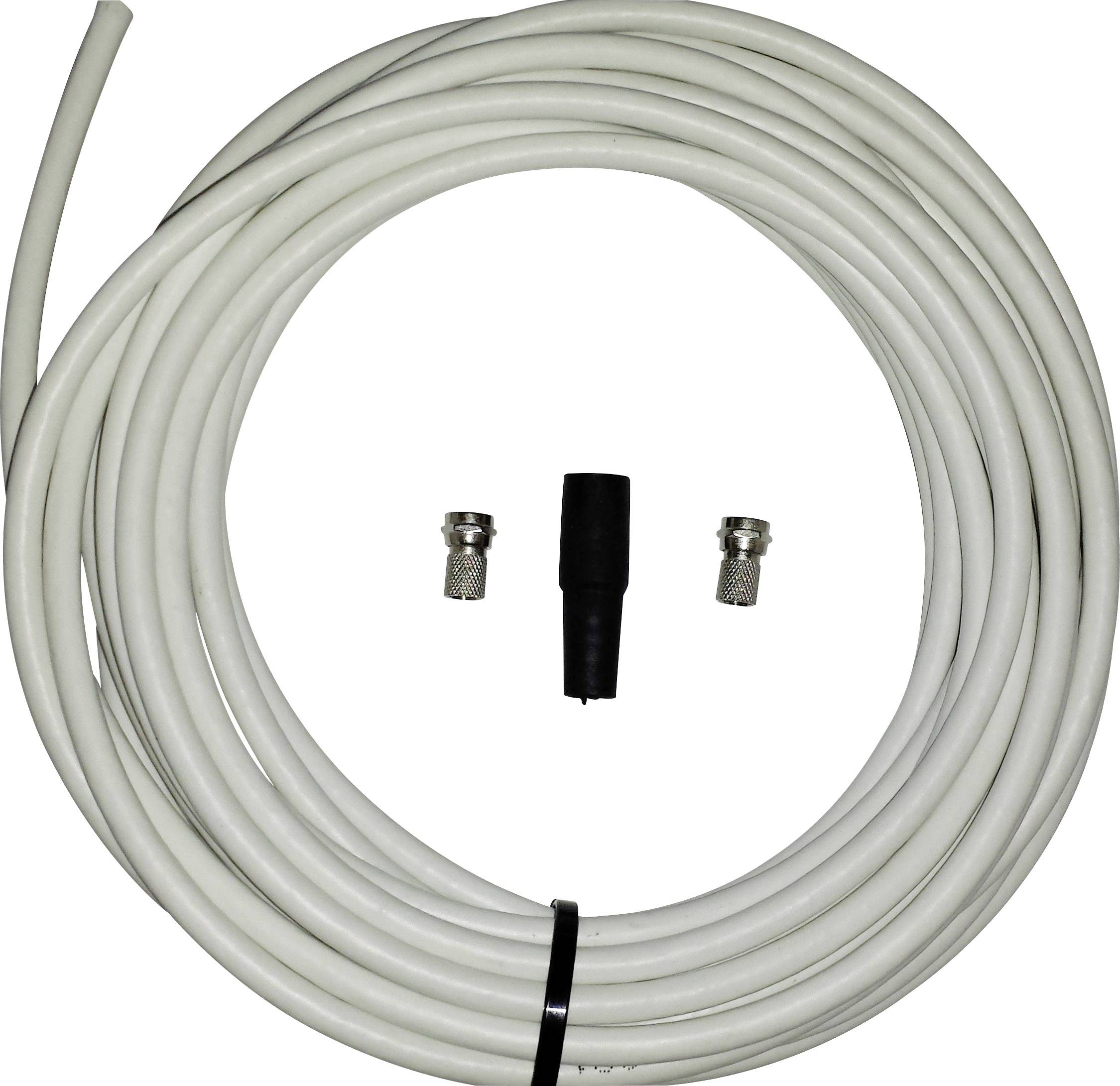 Bílý koaxiální kabel, navinutý do role, leží vedle tří konektorů.